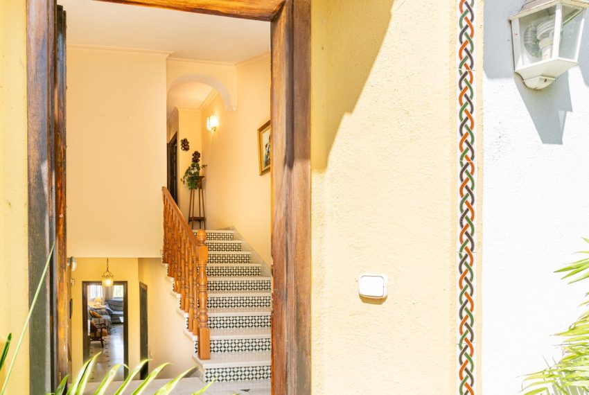 R5077951-Villa-For-Sale-Nueva-Andalucia-Detached-6-Beds-280-Built-1