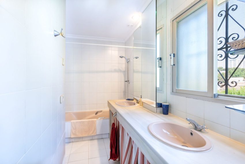 R5077951-Villa-For-Sale-Nueva-Andalucia-Detached-6-Beds-280-Built-15