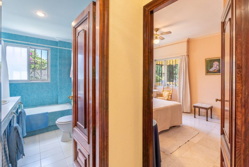 R5077951-Villa-For-Sale-Nueva-Andalucia-Detached-6-Beds-280-Built-6