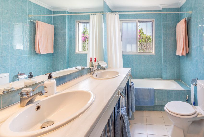 R5077951-Villa-For-Sale-Nueva-Andalucia-Detached-6-Beds-280-Built-8