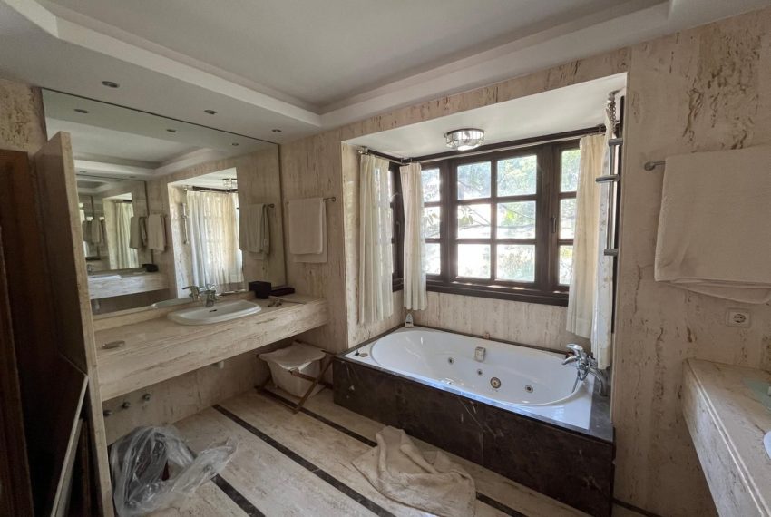 R4308385-Villa-For-Sale-Monte-Halcones-Detached-4-Beds-468-Built-17