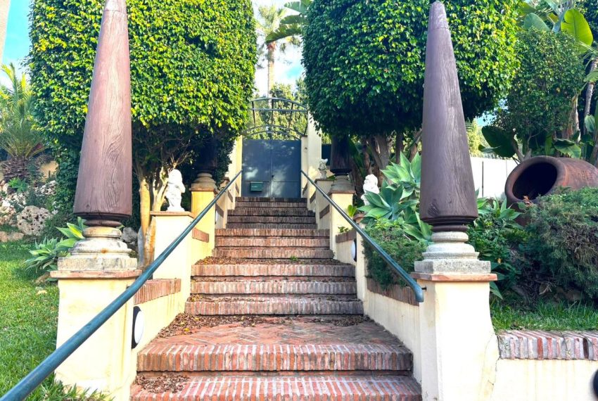 R4887253-Villa-For-Sale-Elviria-Detached-6-Beds-400-Built-9