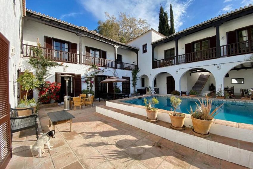 R4953904-Villa-For-Sale-Estepona-Finca-9-Beds-800-Built-2