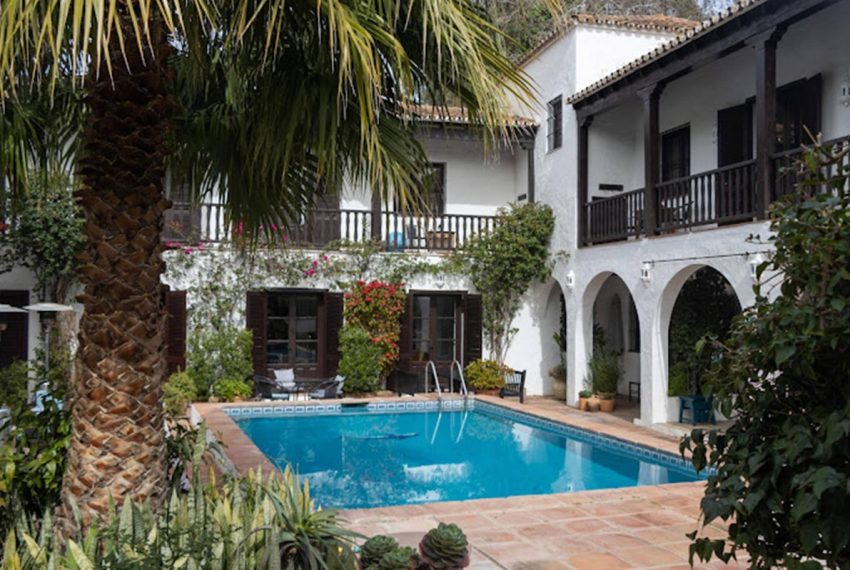 R4953904-Villa-For-Sale-Estepona-Finca-9-Beds-800-Built-4