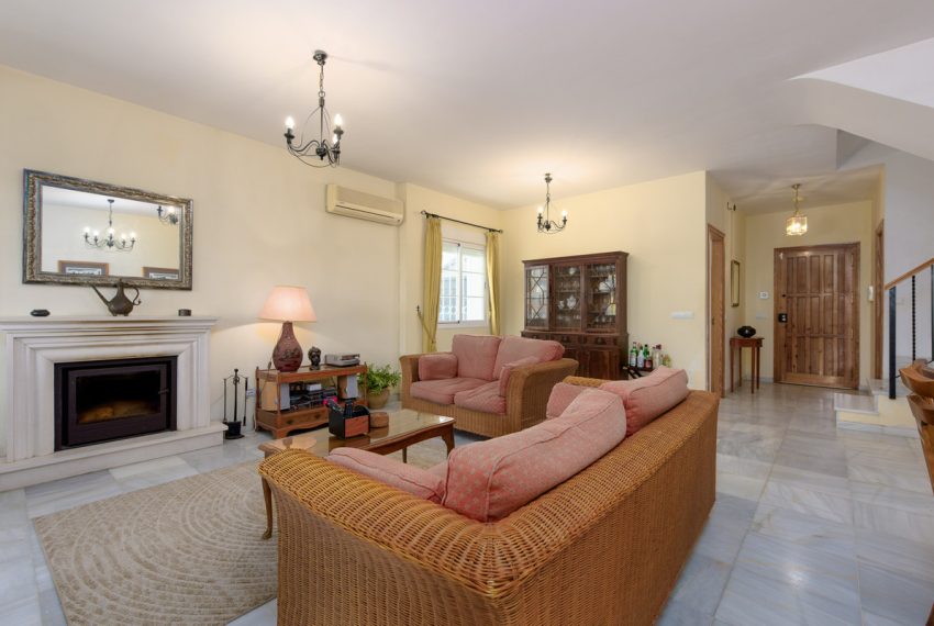R4987306-Villa-For-Sale-Estepona-Detached-4-Beds-191-Built-2