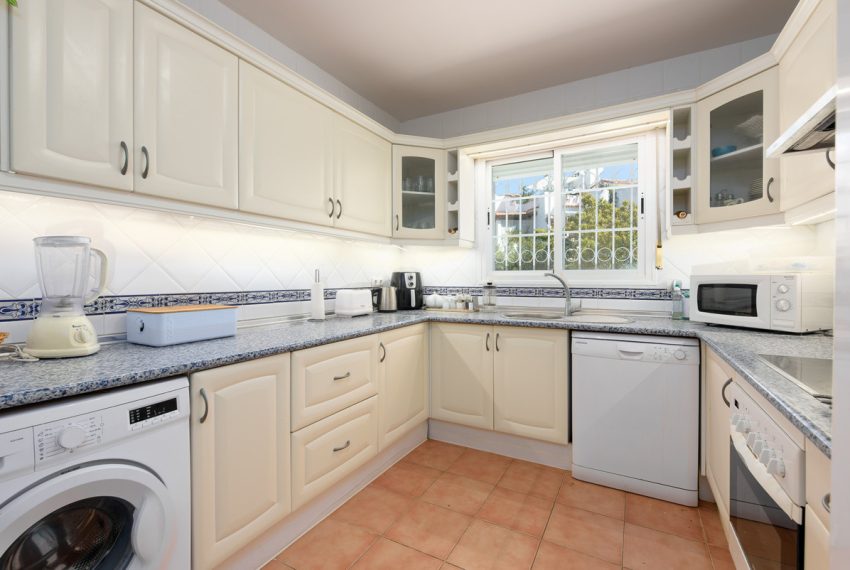 R4987306-Villa-For-Sale-Estepona-Detached-4-Beds-191-Built-3