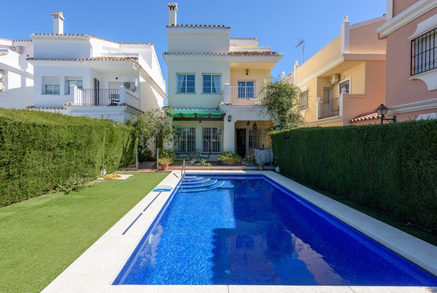 R4987306-Villa-For-Sale-Estepona-Detached-4-Beds-191-Built