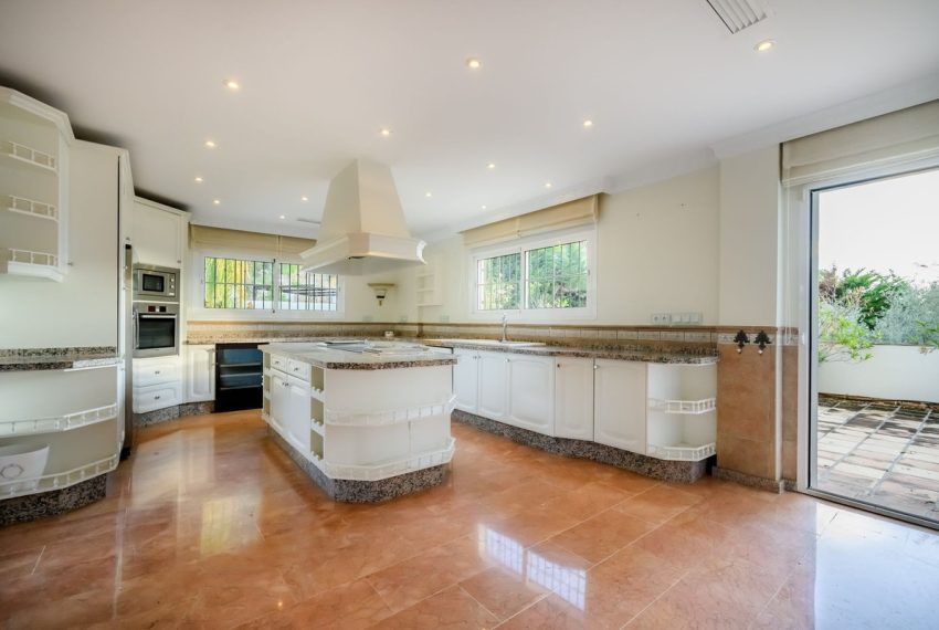 R5023432-Villa-For-Sale-Nueva-Andalucia-Detached-6-Beds-706-Built-19
