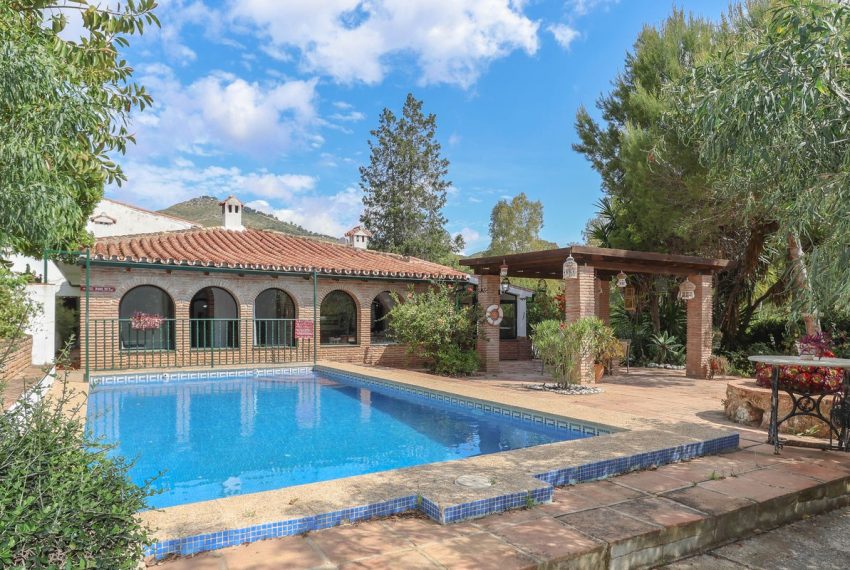 R5038717-Villa-For-Sale-Coin-Detached-7-Beds-366-Built-1