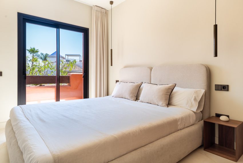 R5049322-Townhouse-For-Sale-The-Golden-Mile-Terraced-4-Beds-240-Built-19