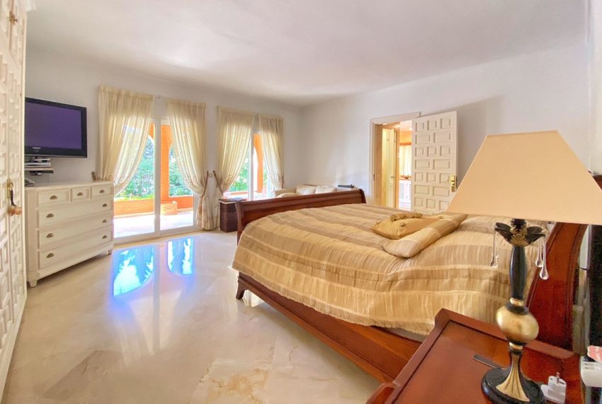 R5051551-Villa-For-Sale-Nagueles-Detached-6-Beds-327-Built-3
