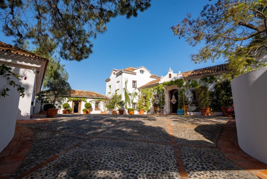 R5069785-Villa-For-Sale-El-Madronal-Detached-7-Beds-892-Built-1