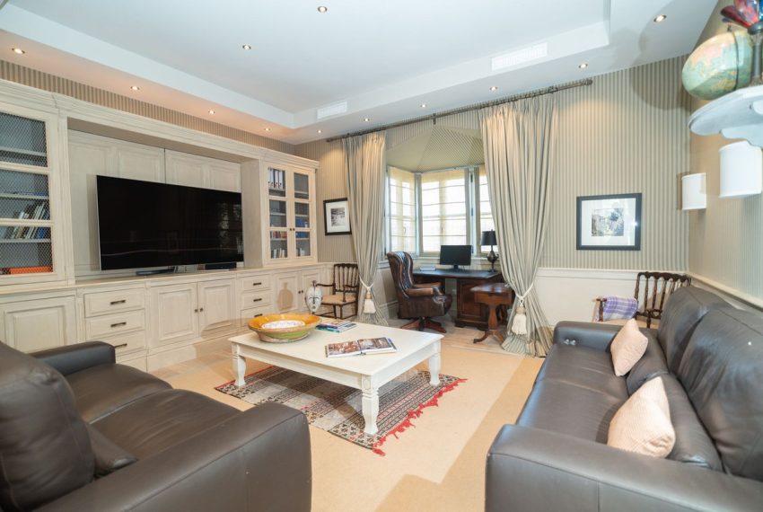 R5069785-Villa-For-Sale-El-Madronal-Detached-7-Beds-892-Built-18