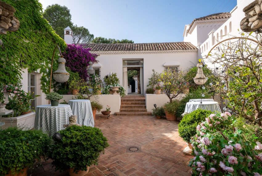 R5069785-Villa-For-Sale-El-Madronal-Detached-7-Beds-892-Built-2