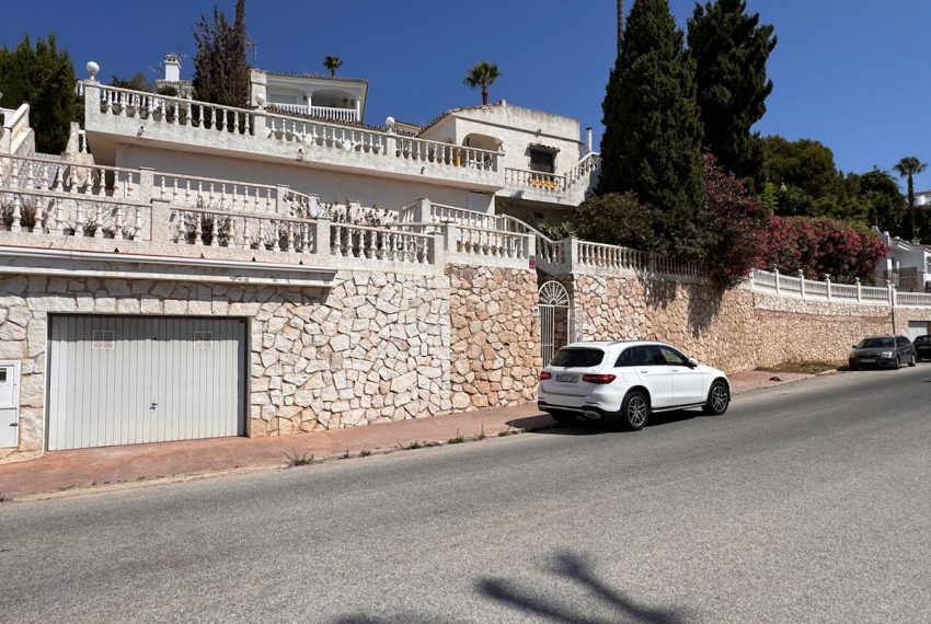 R5069830-Villa-For-Sale-Miraflores-Detached-3-Beds-106-Built-2