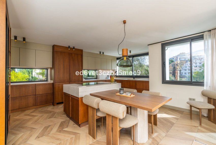 R5075326-Villa-For-Sale-Nueva-Andalucia-Detached-5-Beds-320-Built-2