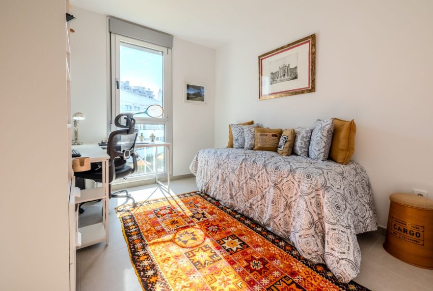 R5079931-Apartment-For-Sale-New-Golden-Mile-Penthouse-2-Beds-75-Built-16