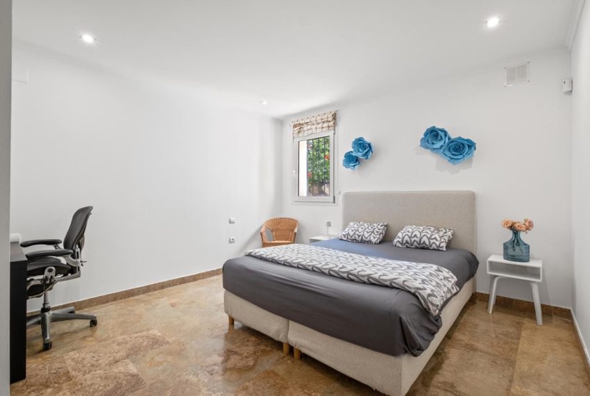 R5104213-Apartment-For-Sale-The-Golden-Mile-Ground-Floor-3-Beds-351-Built-2