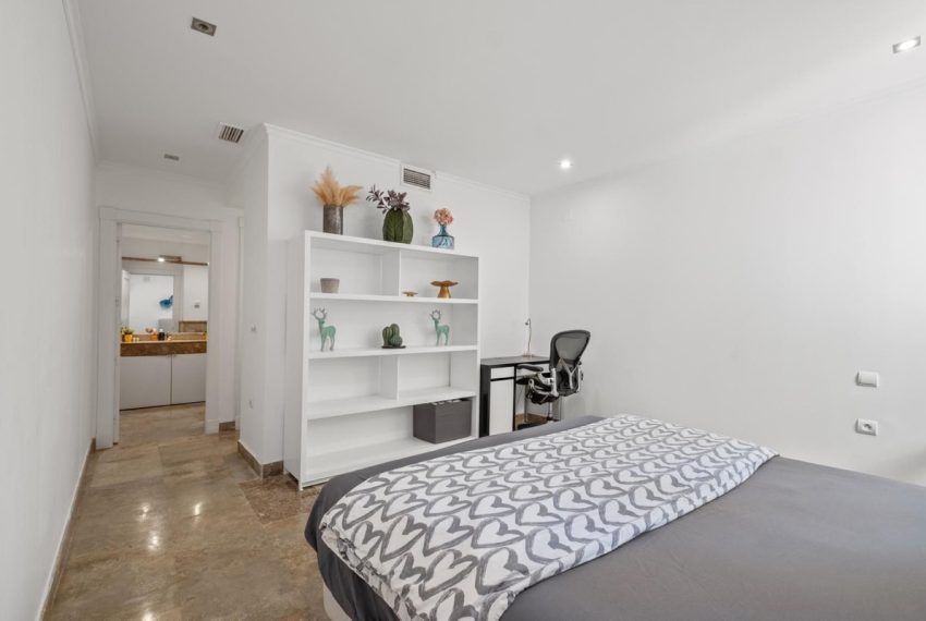 R5104213-Apartment-For-Sale-The-Golden-Mile-Ground-Floor-3-Beds-351-Built-4