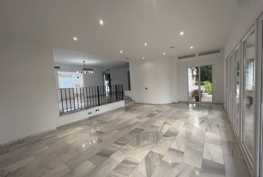 R5105029-Villa-For-Sale-Nueva-Andalucia-Detached-7-Beds-400-Built-2