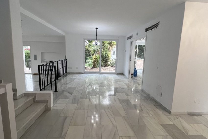 R5105029-Villa-For-Sale-Nueva-Andalucia-Detached-7-Beds-400-Built-3