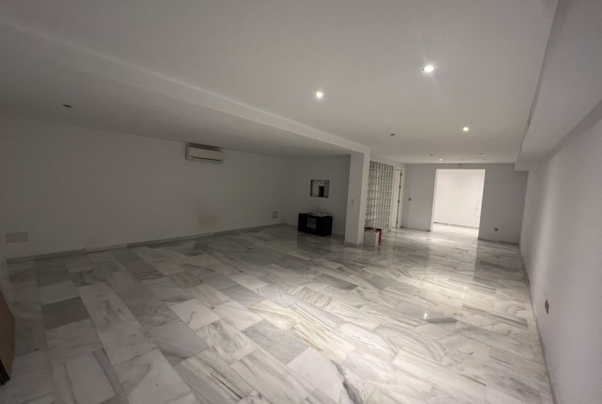 R5105029-Villa-For-Sale-Nueva-Andalucia-Detached-7-Beds-400-Built-4