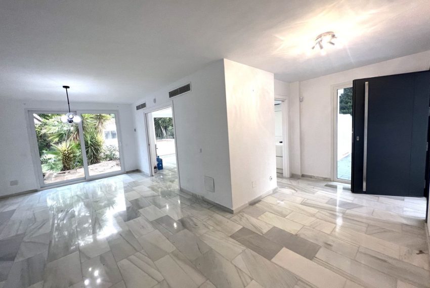 R5105029-Villa-For-Sale-Nueva-Andalucia-Detached-7-Beds-400-Built-7