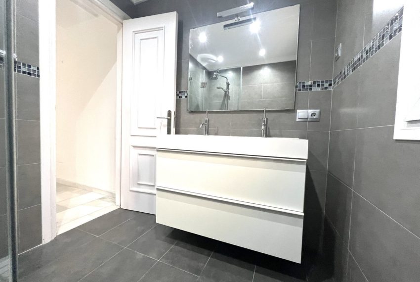 R5105029-Villa-For-Sale-Nueva-Andalucia-Detached-7-Beds-400-Built-8