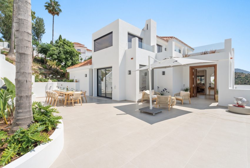 R5105161-Villa-For-Sale-Nueva-Andalucia-Detached-5-Beds-444-Built-2