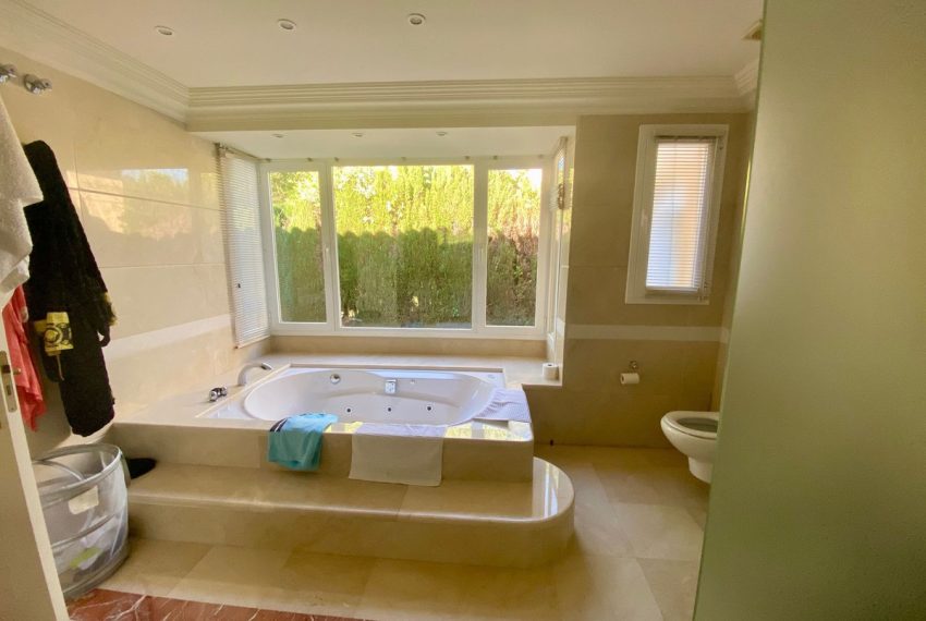 R5108539-Villa-For-Sale-Elviria-Detached-7-Beds-746-Built-12