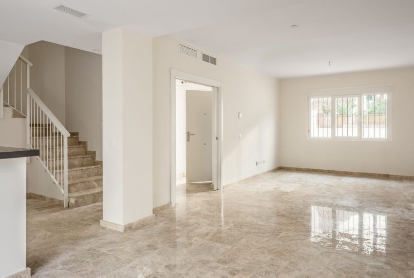 R5114449-Townhouse-For-Sale-Nueva-Andalucia-Terraced-3-Beds-138-Built-1