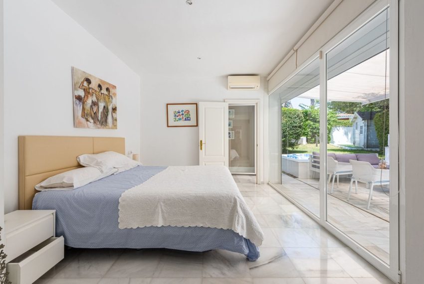 R5122906-Villa-For-Sale-Los-Monteros-Semi-Detached-7-Beds-238-Built-11