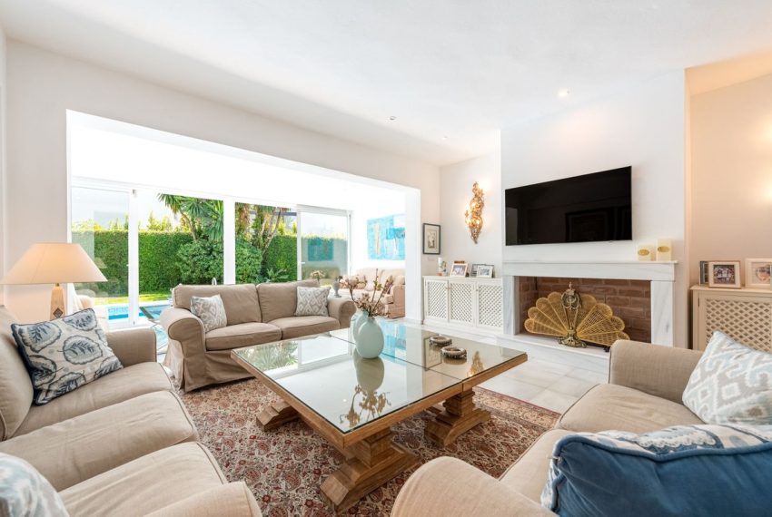R5122906-Villa-For-Sale-Los-Monteros-Semi-Detached-7-Beds-238-Built-2