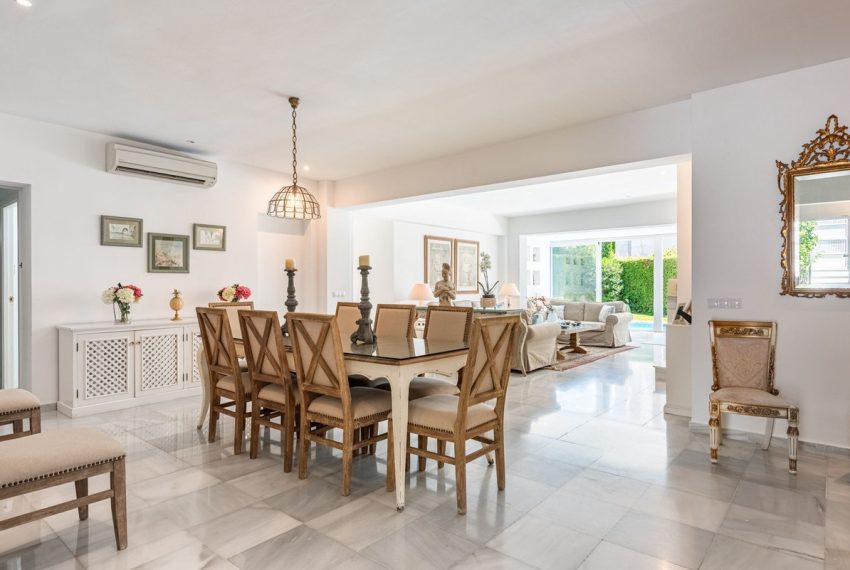 R5122906-Villa-For-Sale-Los-Monteros-Semi-Detached-7-Beds-238-Built-4