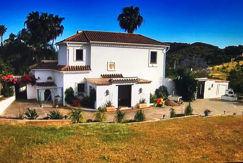 R5122984-Villa-For-Sale-Estepona-Finca-4-Beds-320-Built-1