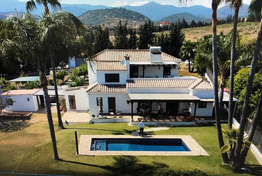 R5122984-Villa-For-Sale-Estepona-Finca-4-Beds-320-Built
