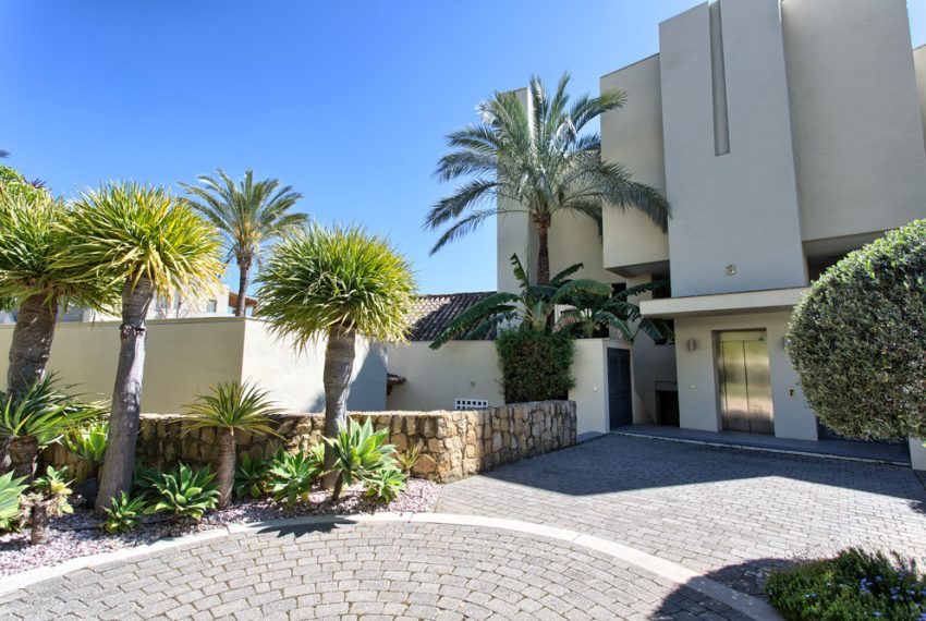 R3183244-Apartment-For-Sale-The-Golden-Mile-Ground-Floor-3-Beds-200-Built-6