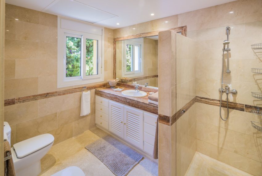 R3437890-Villa-For-Sale-Elviria-Detached-4-Beds-404-Built-8