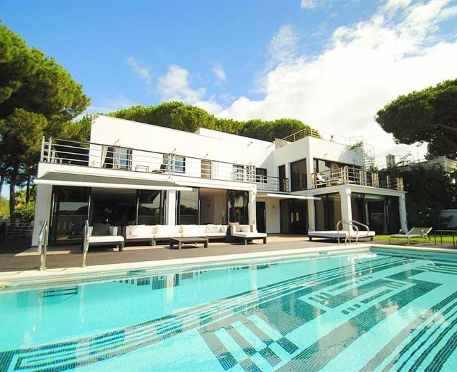 R3834277-Image 1-Detached - 8 Beds - 700 Built