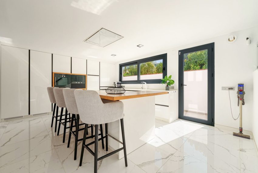 R4074745-Villa-For-Sale-Nueva-Andalucia-Detached-4-Beds-300-Built-8