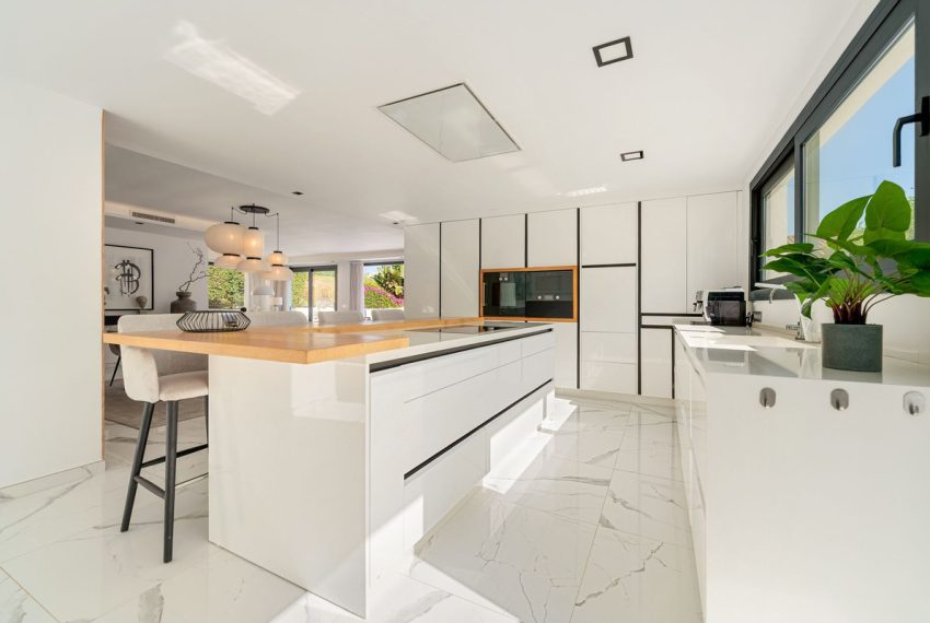 R4074745-Villa-For-Sale-Nueva-Andalucia-Detached-4-Beds-300-Built-9