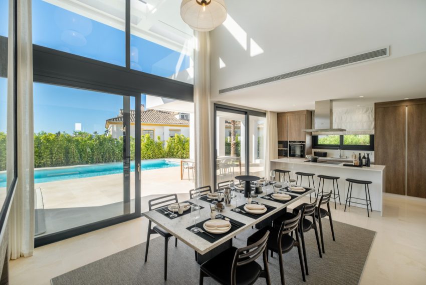 R4410667-Villa-For-Sale-Estepona-Detached-6-Beds-582-Built