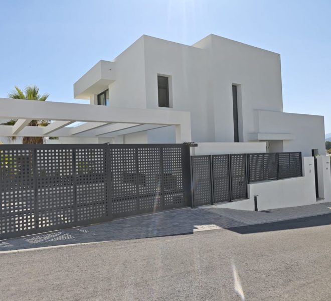 R4568716-Image 1-Detached - 4 Beds - 250 Built