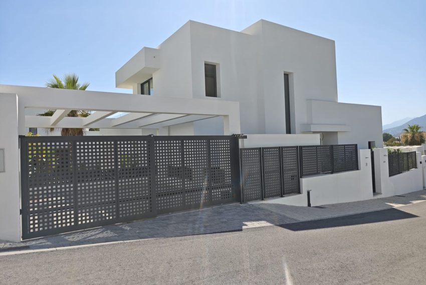 R4568716-Villa-For-Sale-Rio-Real-Detached-4-Beds-250-Built