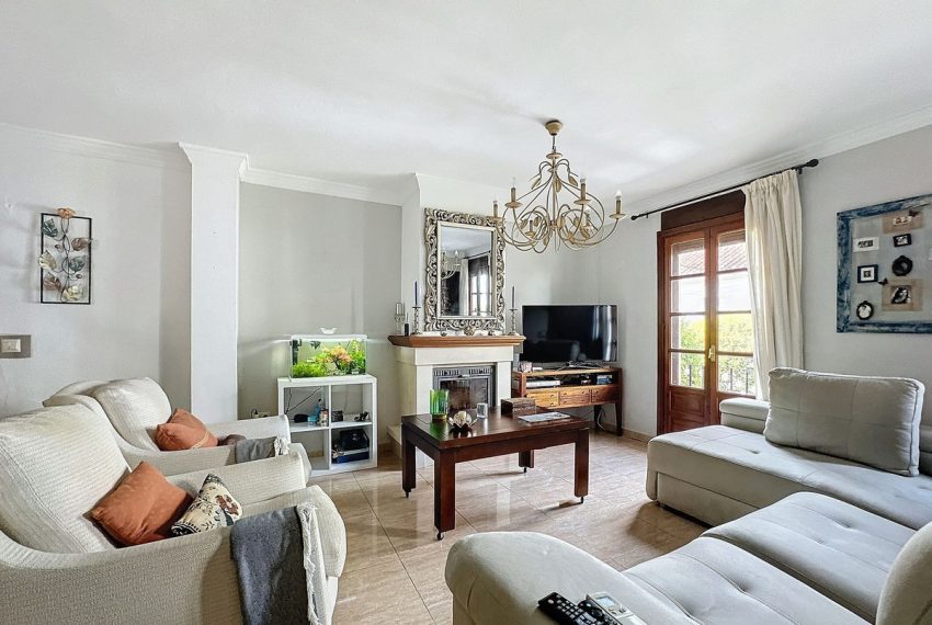 R4841119-Villa-For-Sale-Estepona-Semi-Detached-5-Beds-271-Built-1