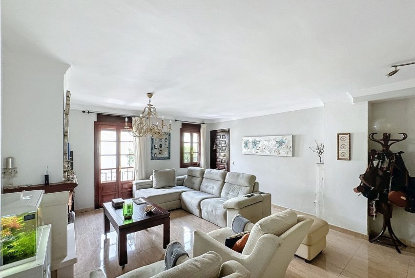 R4841119-Villa-For-Sale-Estepona-Semi-Detached-5-Beds-271-Built-2
