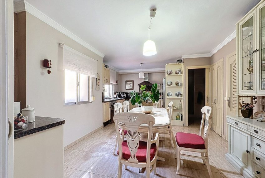R4841119-Villa-For-Sale-Estepona-Semi-Detached-5-Beds-271-Built-8