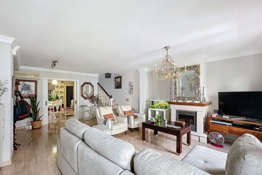 R4841119-Villa-For-Sale-Estepona-Semi-Detached-5-Beds-271-Built