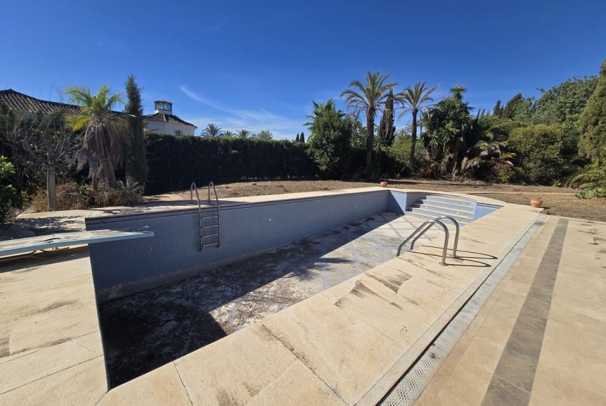 R4856941-Villa-For-Sale-Marbella-Detached-6-Beds-450-Built-1