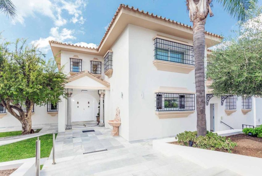 R4873438-Villa-For-Sale-Rio-Real-Detached-6-Beds-900-Built-1